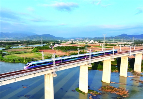 由中车四方打造的海南三乐旅游铁路列车正式上线载客运营 新华社发